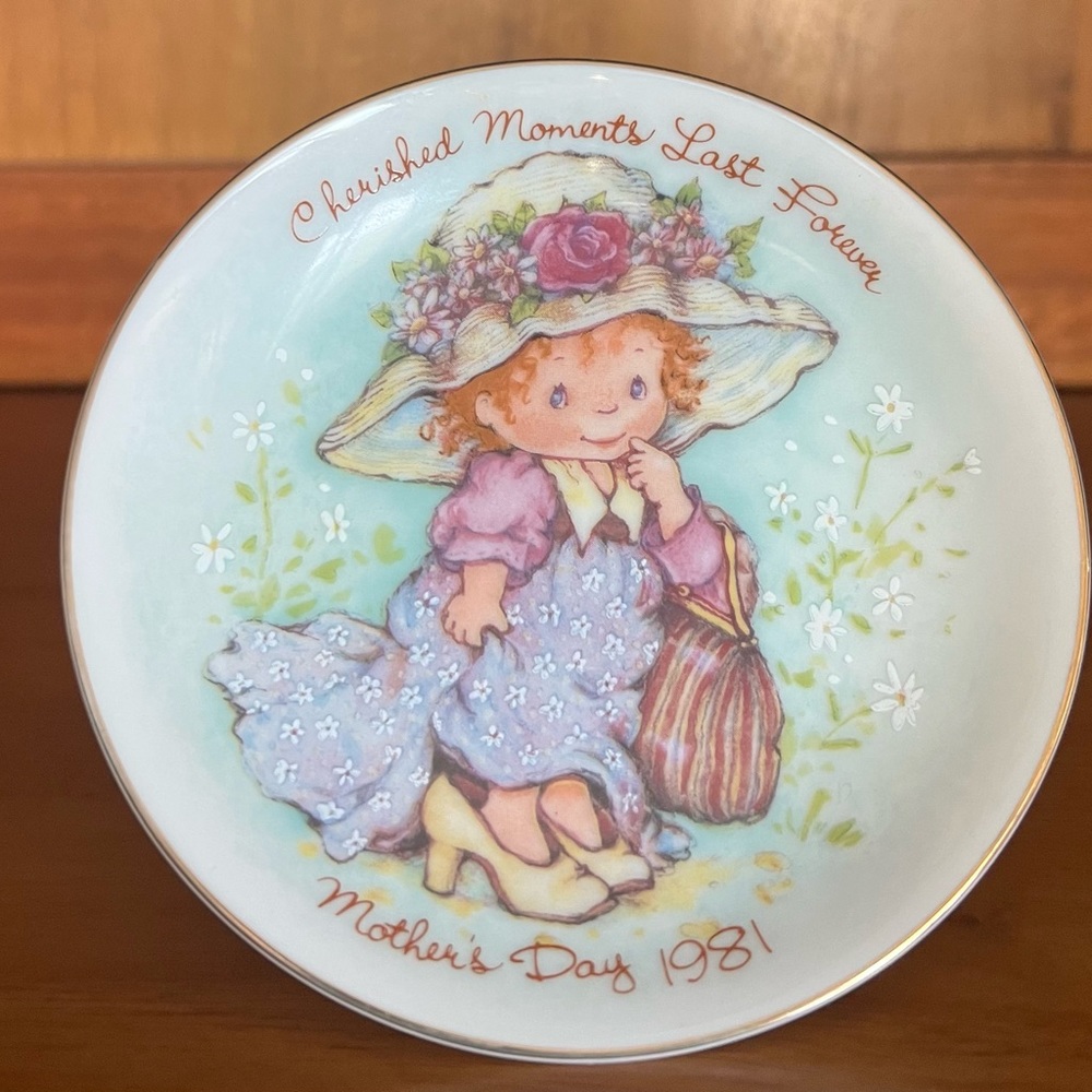 Avon Morher’s Day 1981 “Cherished Moments Last Forever”Mini Plate